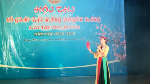 Tiết mục múa dân gian  Mái đình làng biển  của cô giáo Chu Thị Thanh Loan tham dự hội thi cô giáo tài năng duyên dáng lần thứ 3 cấp Quận năm học 2015-2016